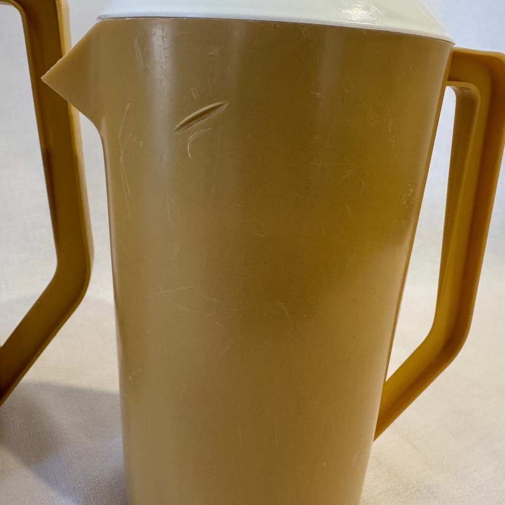 Vintage Yellow Rubbermaid Pitchers Lot 2 (1 Gallon and 2.25 Qt) with Lids USA - Picture 4 of 9
